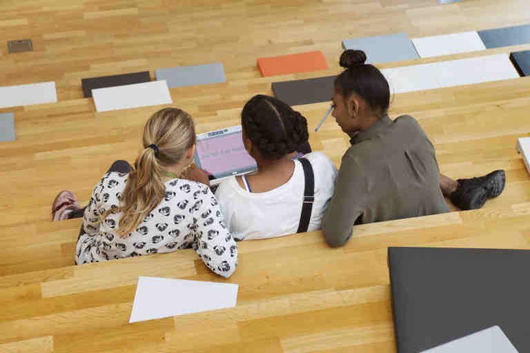 Scholieren Op Tribune Met Laptop