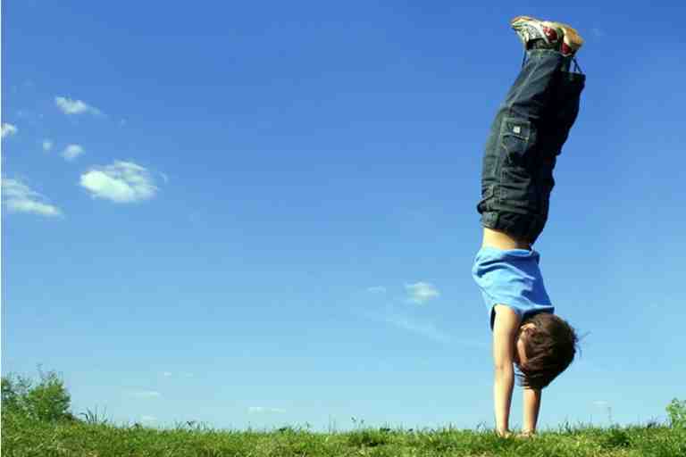 Jongen Handstand